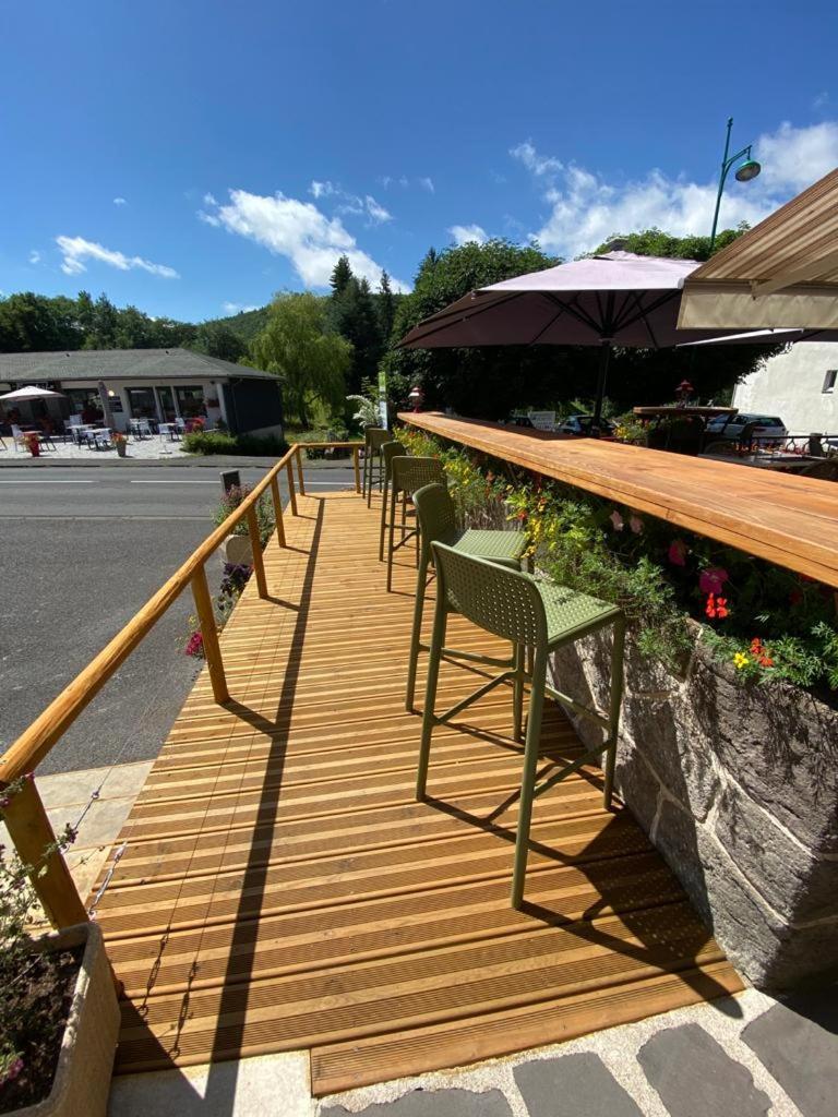 Hôtel Restaurant Le Grillon Chambon-sur-Lac Exterior foto